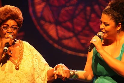 Dona Ivone Lara e Fabiana Cozza têm uma história juntas. Na foto, as duas cantoras em show de 2007