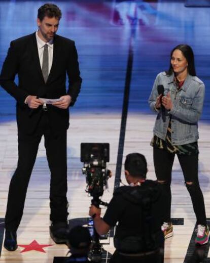 Pau Gasol y Sue Bird, en su alocución desde el centro de la cancha del United Center.