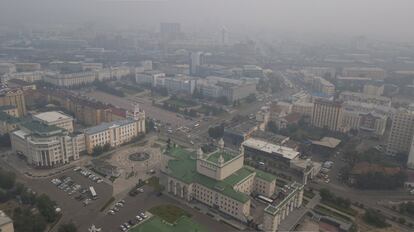 El humo del incendio forestal cubre este jueves el centro de Ulan-Ude, la capital regional de Buriatia, una región situada cerca de la frontera entre Rusia y Mongolia. Las autoridades rusas advierten de que el fuego se ha extendido a remotas áreas de Siberia y de zonas dell extremo oriente a las que los bomberos no tienen acceso.