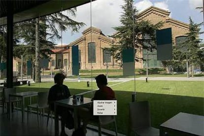 El Museo del Agua, en Cornellà de Llobregat, donde se ilustran los avatares del abastecimiento hídrico a Barcelona, visto desde el edificio contiguo.