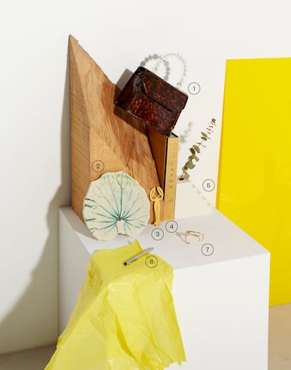 <b><p>Oda a la naturaleza</b></p>1. Bolso de charol con asa de bolas de metacrilato de Mango (25,99 euros). 2. Plato con forma de hoja de Hola Guille (36,50 euros). 3. Marcapáginas de latón de Octaevo para la concept store El Moderno (14,50 euros). 4. Libro Japón, de Nancy Singleton Hachisu (45 euros). 5. Jarrón con forma de escalera en porcelana de La Cueva Estudio (50 euros). 6. Bolígrafo de Tous (39 euros). 7. Pulsera rígida con esfera a contraste de Adolfo Domínguez (34 euros).