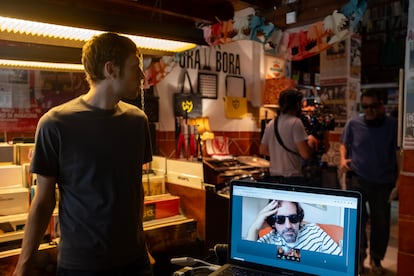 En la pantalla del ordenador, el director Isaki Lacuesta. En el set, el actor y músico Cristalino.