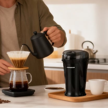 Para que te tomes el café recién molido hasta con una cafetera italiana: este molinillo cuesta menos de lo que imaginas