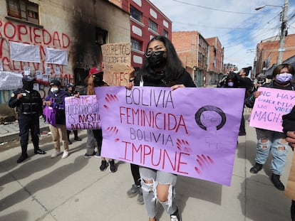 Activistas por los derechos de las mujeres protestan contra la violencia machista y la corrupción de la justicia esta semana, durante una marcha en El Alto hacia el centro de La Paz (Bolivia).