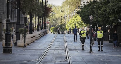 Miembros de la Unidad Militar de Emergencias (UME) patrullando hoy por las calles del centro histórico de Sevilla. La UME ha desplegado este lunes a 1.100 militares en ciudades y localidades de ocho comunidades autónomas para combatir el coronavirus, unos efectivos que colaboran con las misiones de vigilancia y desinfección de infraestructuras críticas. Imagen tomada el 16 de marzo.