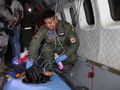 Las Fuerzas Armadas colombianas atendían el viernes a los hermanos rescatados en el interior de un avión medicalizado en San José del Guaviare.