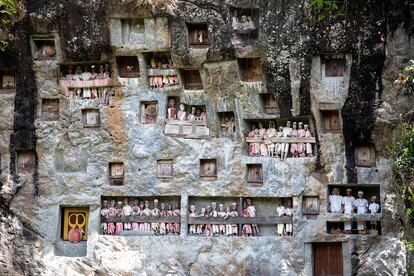 Efigies funerarias de 'Tau Tau' de muertos y cementerio de cuevas, lugar de enterramiento en Lemo cerca de Rantepao, Tana Toraja. 