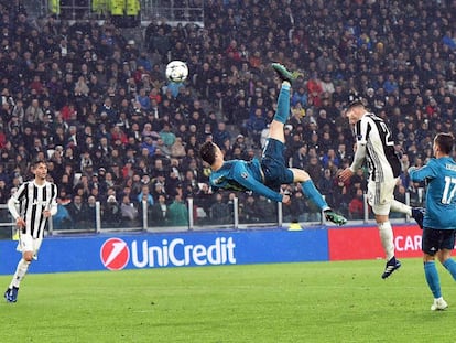 Cristiano Ronaldo anota de chilena el 2-0 contra Juventus.