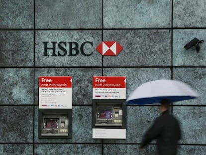 Vista exterior de una oficnia del HSBC en una calle de Londres.