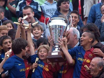 Los alevines del Barcelona celebran su triunfo en el torneo que se disputó en A Coruña.