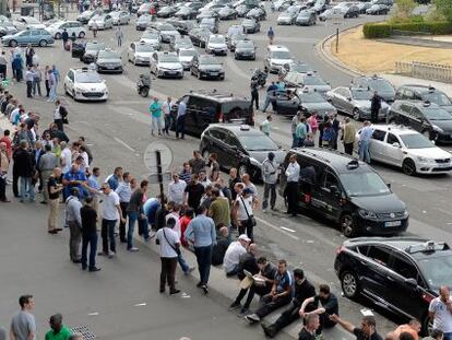 Huelga en Par&iacute;s de taxistas contra la aplicaci&oacute;n UberPOP.