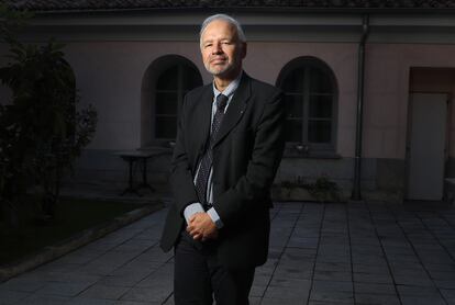 Manuel Martínez-Sellés, presidente del Colegio Oficial de Médicos de Madrid, en el patio de la sede en Madrid.