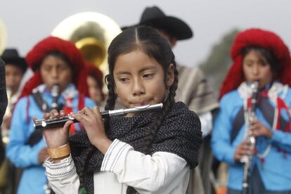 Una niña asiste a San Cristóbal de las Casa, Chiapas (México).