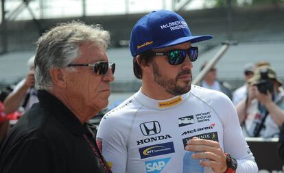 Mario Andretti y Fernando Alonso, el día 20 en Indianápolis.