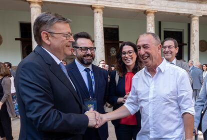 A la izquierda, el presidente de la Generalitat, Ximo Puig, saluda a Joan Baldoví, de Compromís, antes del debate.