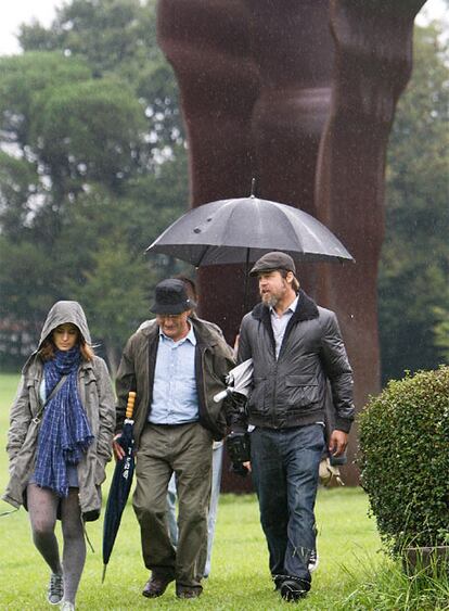 El actor estadounidense Brad Pitt aprovecha su visita a San Sebastián, donde ayer presentó su última película <i>Malditos bastardos</i>, para visitar el museo Chillida Leku situado en la localidad de Hernani (Guipúzcoa), acompañado de Ignacio Chillida, hijo del escultor y director del departamento de Obra y Artista del museo.