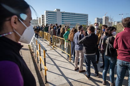 Colas de docentes esperan para vacunarse en Valencia con AstraZeneca.