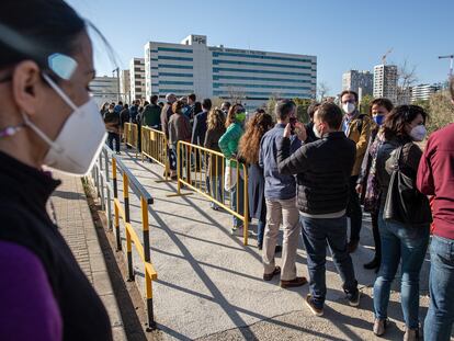 Colas de docentes esperan para vacunarse en Valencia con AstraZeneca.