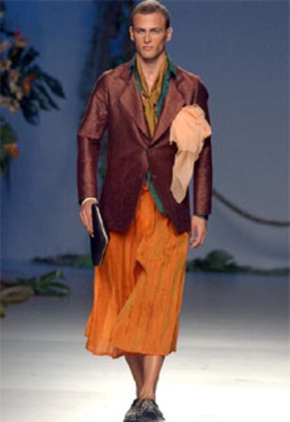 La colección Puerto Rico, propuesta del diseñador Francis Montesinos para la temporada otoño-invierno, ha abierto la tercera jornada de Pasarela Cibeles. En la imagen un modelo exhibe una falda pantalón de organza plisada y chaqueta de seda salvaje.