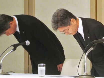 Naoto Umehara, vicepresidente de Kobe Steel (derecha), el pasado domingo, pidiendo disculpas.