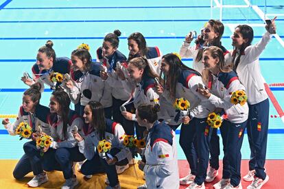 La selección española de waterpolo con la medalla de plata de Tokio 2020