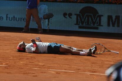 Rafael Nadal tumbado en la pista tras ganar a Wawrinka, en la final del Master de Madrid, celebrado en la Caja Mágica.