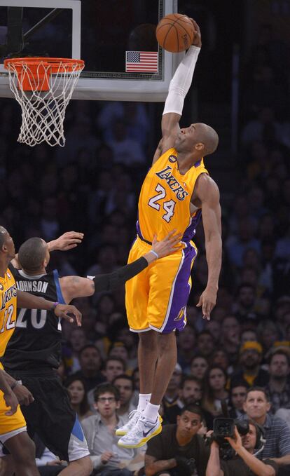 Kobe Bryant salta a canasta ante Chris Johnson