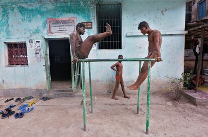 Luchadores en un centro de entrenamiento de lucha tradicional de la India a orillas del río Ganges.