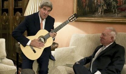 Margallo, anoche con Kerry, a quien le regaló una guitarra.