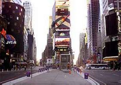 Times Square ofrece una imagen desolada y triste tras la tragedia. En la zona de Manhattan donde se ubican los principales teatros de la ciudad se percibe normalmente bullicio y actividad, y los turistas pueblan sus calles. Los ataques terroristas que borraron los dos colosos gemelos de la panorámica de los rascacielos han dejado una profunda huella, moral y material, en Nueva York.
(AP)