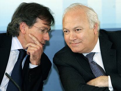 De izquierda a derecha, Bernardino León y Miguel Ángel Moratinos.