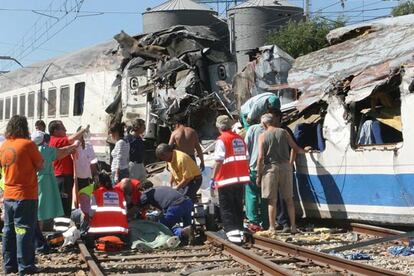 Los servicios sanitarios atienden a los heridos en las vías tras el desacarrilamiento de un tren de largo recorrido esta tarde a la altura de Villada, en Palencia.