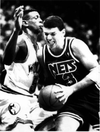 Petrovic, de los Nets, frente a Doug West, de los Timbermolves de Minnesota, en un encuentro de la NBA el 30 de diciembre de 1992.