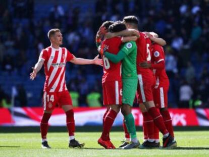 El Girona, el peor equipo en lo que iba de año, da un sonoro azote a los de Solari en el Bernabéu, frena en seco su remontada y deja a los blancos a nueve puntos del Barcelona y por detrás del Atlético