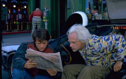 Escena de 'Volver al futuro II' con los protagonistas leyendo el periódico.