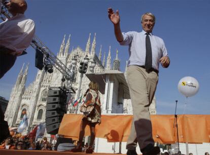 El candidato del centro-izquierda a la alcaldía de Milán, Giuliano Pisapia, celebra su victoria en la plaza del Duomo de Milán.