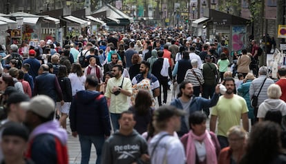 Turistas en Las Ramblas de Barcelona, este lunes.