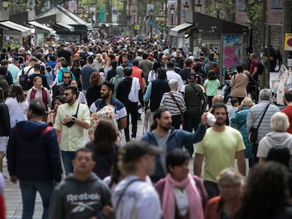 Turistas en Las Ramblas de Barcelona, este lunes.