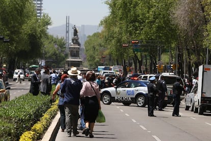 Coches y peatones en una céntrica vía de la Ciudad de México tras el temblor.