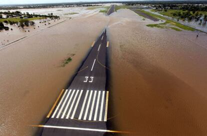 La autovía que va al aeropuerto de Rockhampton, al este de Queensland, inundada.
