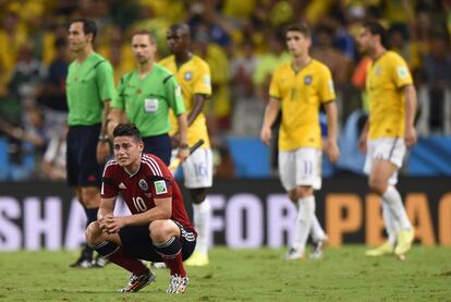 El centrocampista colombiano James Rodríguez (autor del gol de su equipo) llora tras ser eliminado del Mundial.