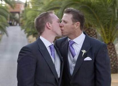 Jorge y Ken se besan tras su boda en Sanlúcar la Mayor.
