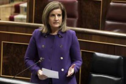 La ministra de Trabajo, Fátima Báñez, interviene en la sesión de control al Ejecutivo, en el Congreso de los Diputados. EFE/Archivo