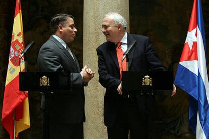 Felipe Pérez Roque (izquierda) y Miguel Ángel Moratinos, tras su entrevista.