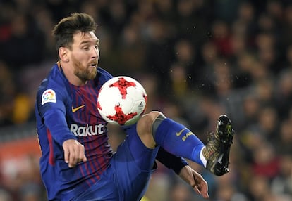 Messi controla el balón en una jugada del partido.
