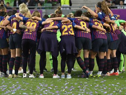 Vicky Losada, capitana del Barça, habla con sus compañeras tras perder ante el Lyon. 