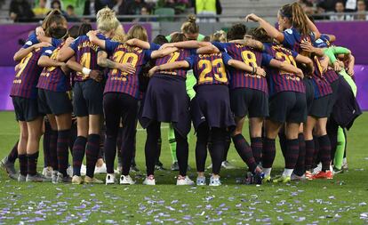 Vicky Losada, capitana del Barça, habla con sus compañeras tras perder ante el Lyon. 