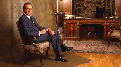 Juan Carlos I posa en su despacho del palacio de la Zarzuela el 10 de junio de 1993 para un reportaje de 'El País Semanal'.