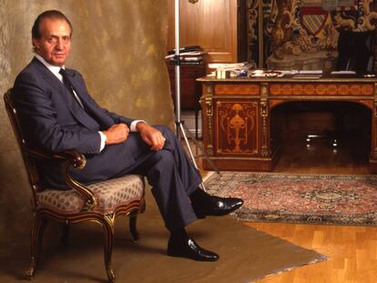Juan Carlos I posa en su despacho del palacio de la Zarzuela el 10 de junio de 1993 para un reportaje de 'El País Semanal'.