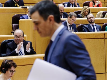 El presidente del Gobierno, Pedro Sánchez, este martes en el Senado. Tras él, sentado en su escaño, el líder del PP, Alberto Núñez Feijóo.